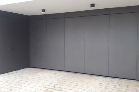 Ausschnitt Blechverkleidung Garagentor Ausschnitt Garagentor mit anthrazitfarbener Blechverkleidung