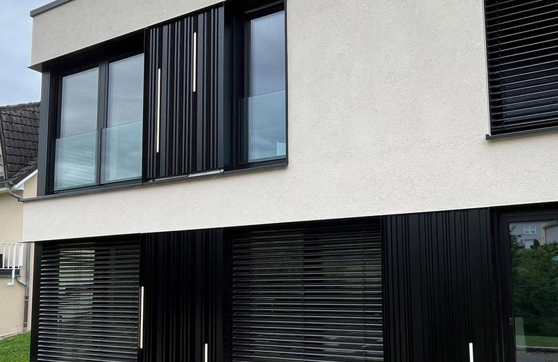 Ausschnitt Wohnhaus mit Verkleidung Linarte in Teilbereichen der Fassade Ausschnitt Wohnhaus mit Verkleidung Linarte in Teilbereichen der Fassade