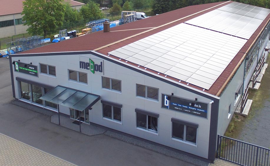 Blick auf das mebod-Gebäude Blick auf das mebod-Gebäude. Auf der Dachfläche ist die Photovoltaik-Anlage zu sehen.
